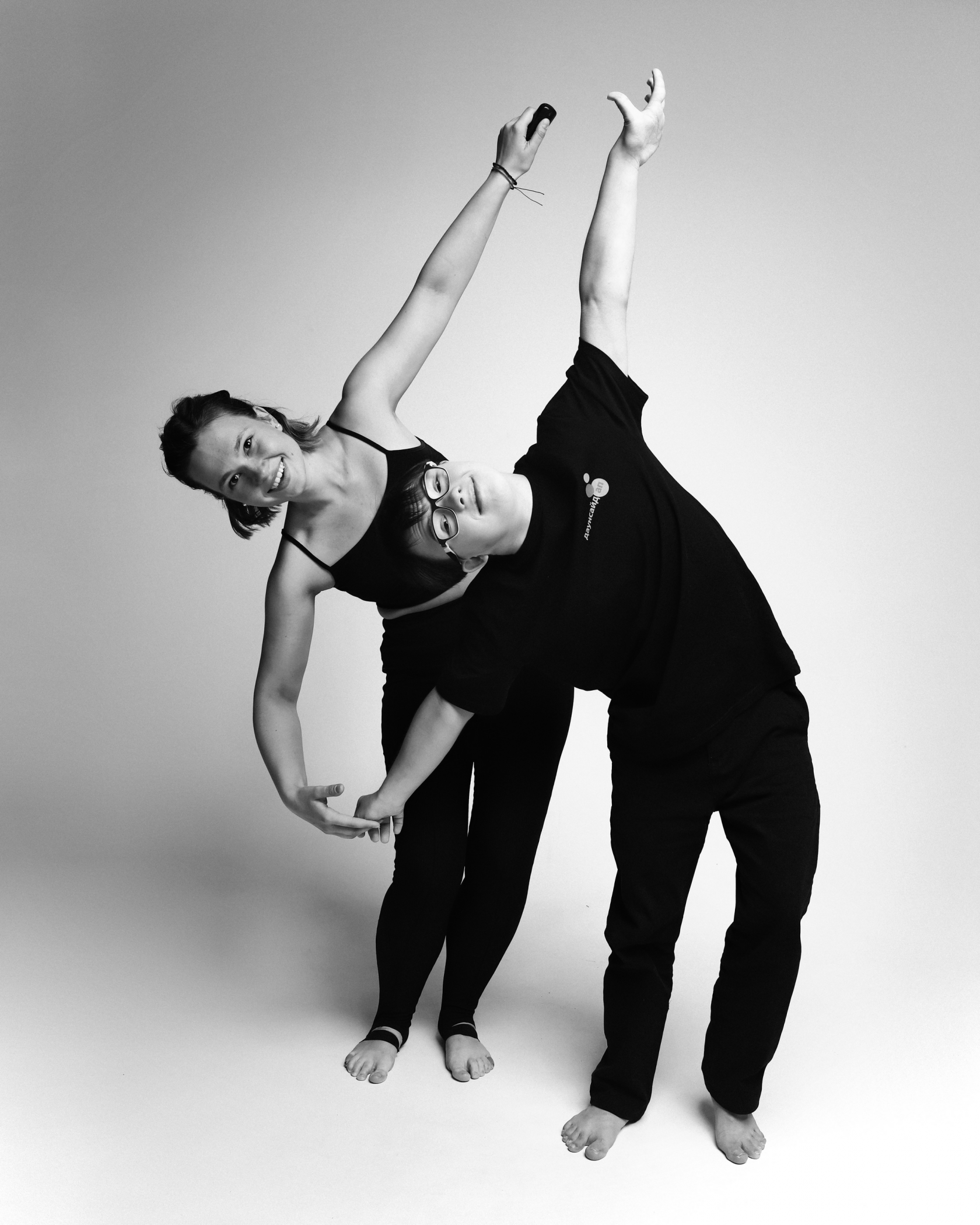 Когда фотограф-зеркало: актеры с синдромом Дауна сделали необычные фото с актерами и режиссерами…