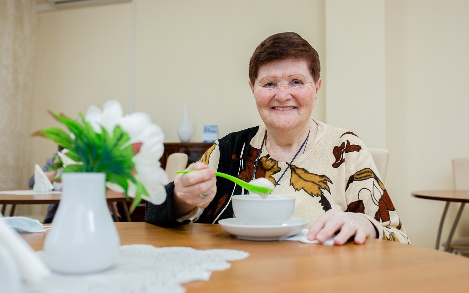 Столичные гериатры объяснили особенности ухода за пожилыми родственниками осенью