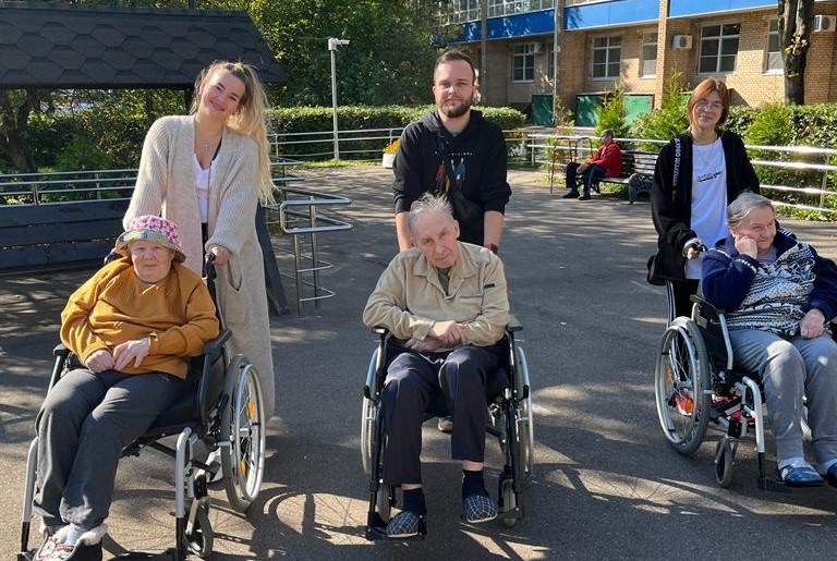 Подростки-волонтёры вернулись к своим старшим друзьям в геронтологический центр