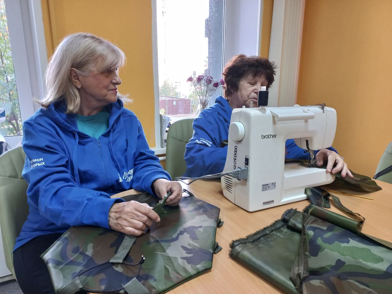 Серебряные волонтёры столицы Чувашии шьют тактические стульчики-пятиточечники