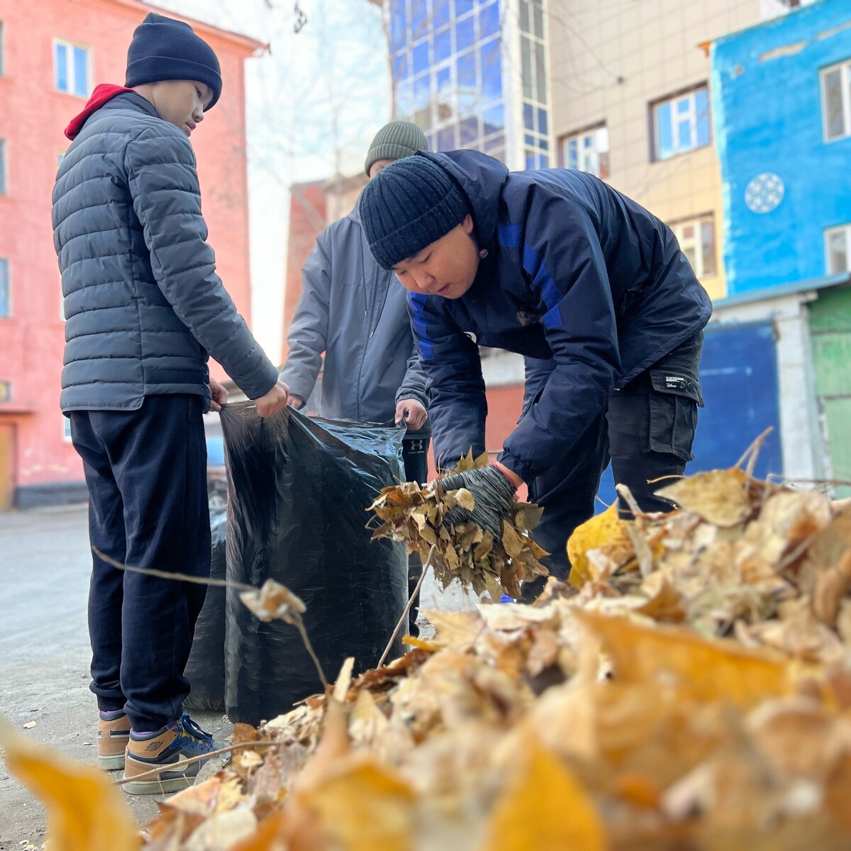 Активисты Молодежного движения Республики Тыва «Добрые Сердца Тувы» привели в порядок придомовую…