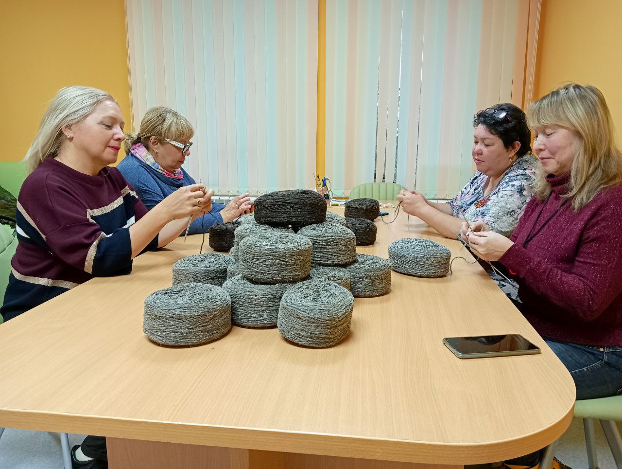 Чебоксарские серебряные волонтёры приступили к вязанию очередной партии носков для участников СВО