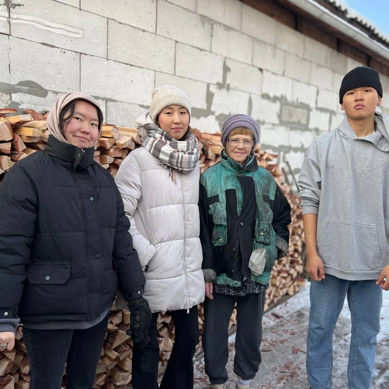 Активисты помогли пенсионерке в подготовке дров к зиме
