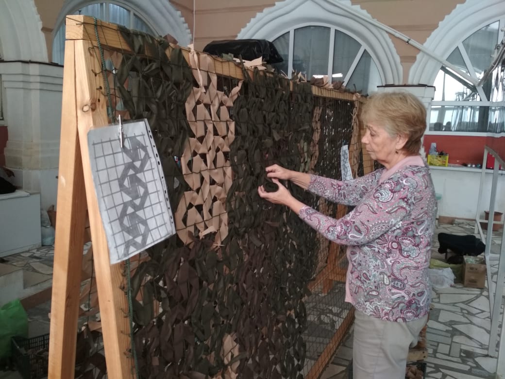 Педагог на заслуженном отдыхе вяжет маскировочные сети