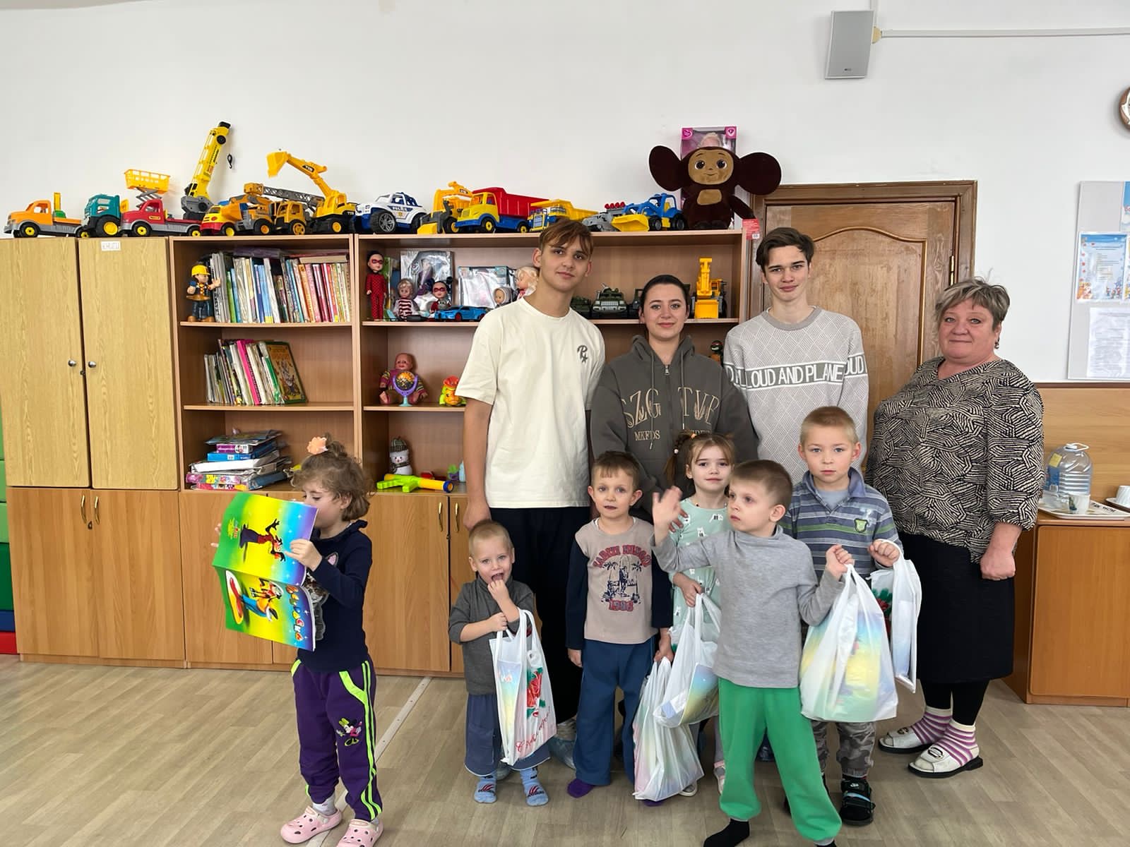 Волонтёры поздравили воспитанников ясельной группы реабилитационного центра филиала в…