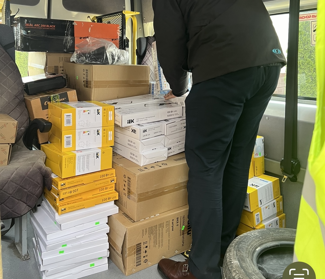 Благотворительную помощь в обеспечении необходимым  техническим и цифровым оборудованием учреждения