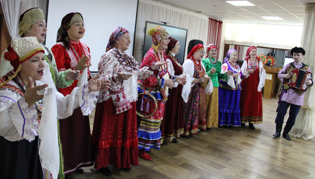 Ансамбль «Родные просторы» выступил с бесплатным концертом перед пенсионерами