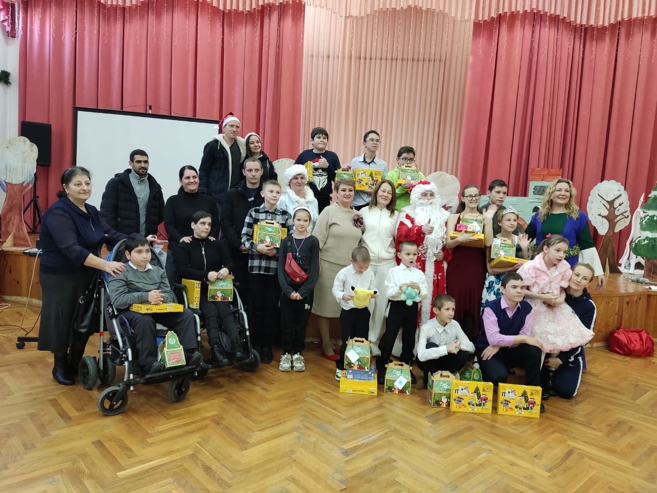 НОВОГОДНИЕ УТРЕННИКИ ДЛЯ ДЕТЕЙ ОРГАНИЗАЦИИ «РАДОВАТЬСЯ ЖИЗНИ» Г. ГЕЛЕНДЖИК