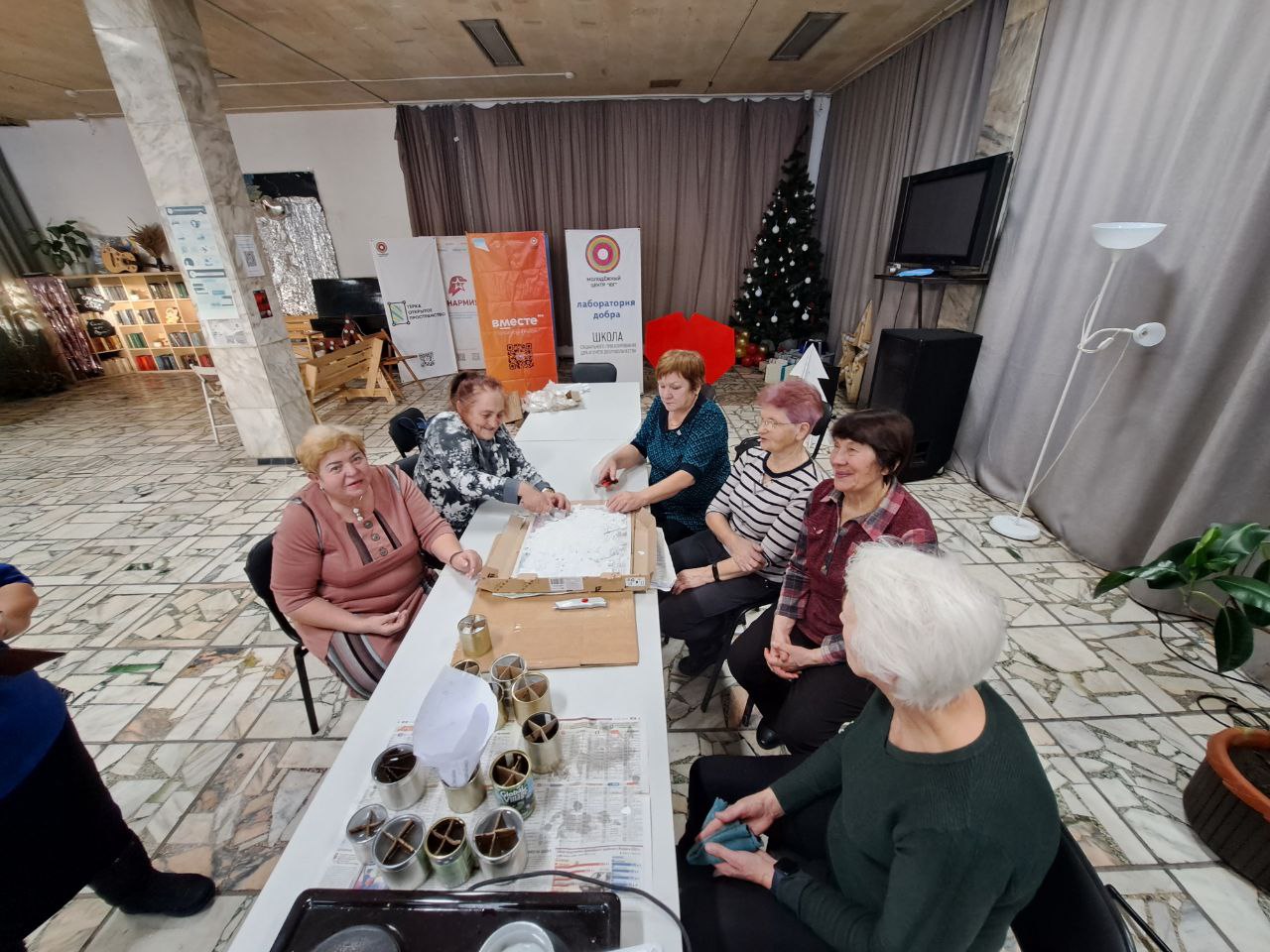 Серебряные волонтеры перенимают опыт по изготовлению окопных свечей.