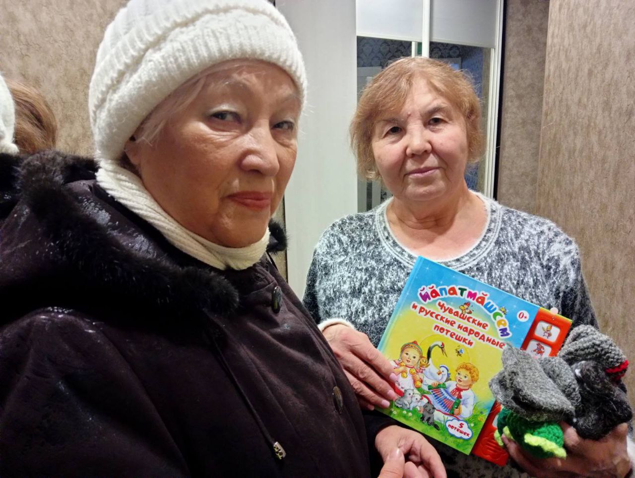 Серебряный волонтёр Галина Лекарева связала носки для детей участников СВО