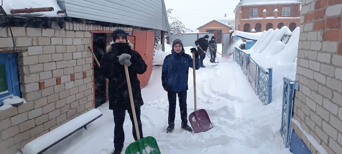 Волонтёры города Ишима спешат на помощь горожанам в борьбе со снежной стихией