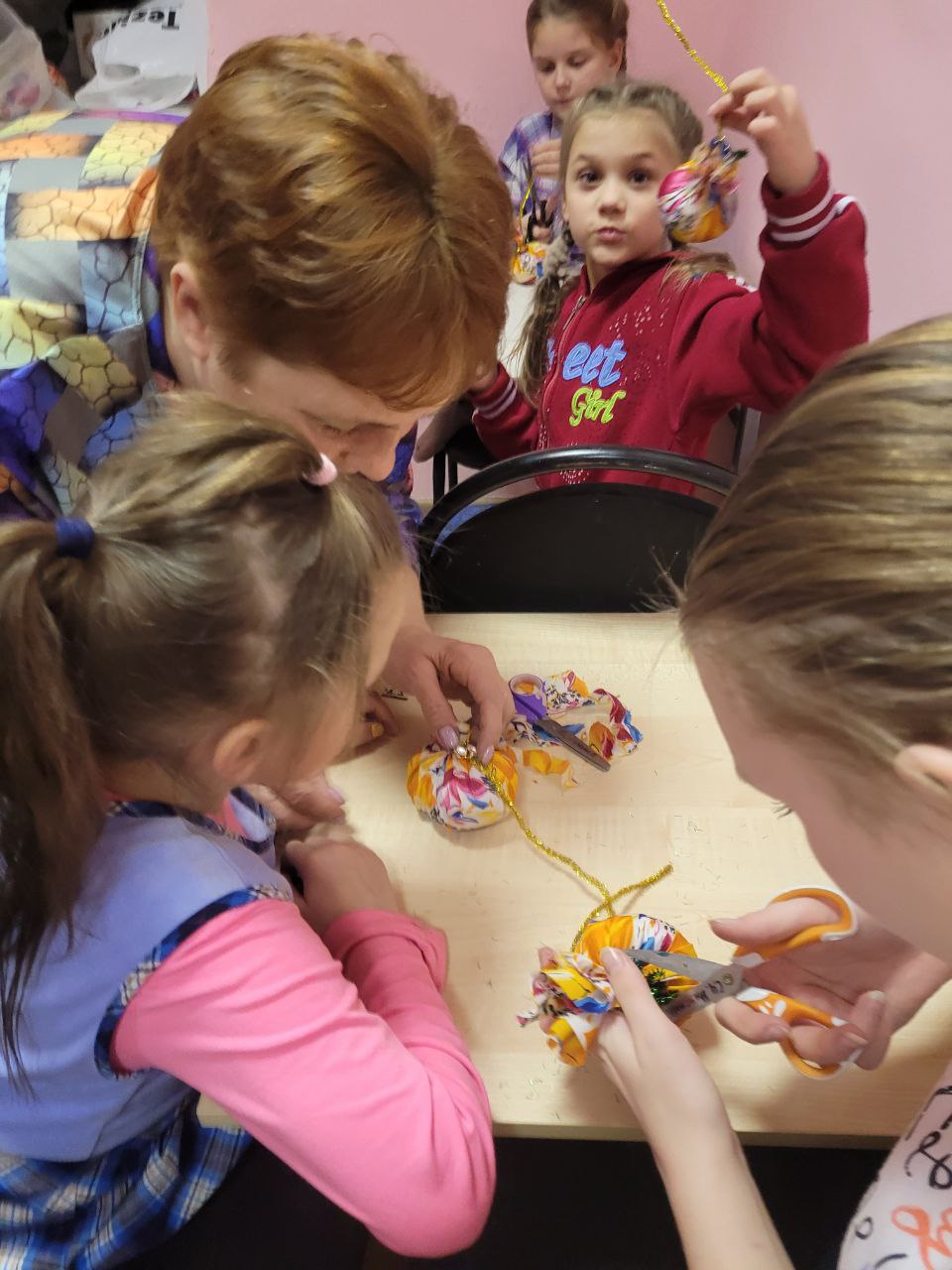 Воспитанники детского реабилитационного центра сделали новогодние игрушки для слабовидящих и слепых…