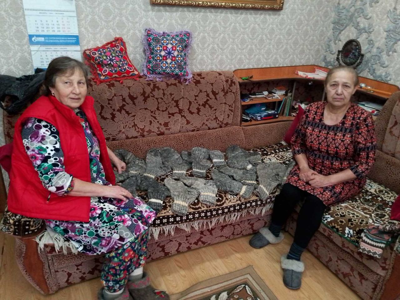 Представитель социального учреждения выделила овечью шерсть для помощи участникам СВО