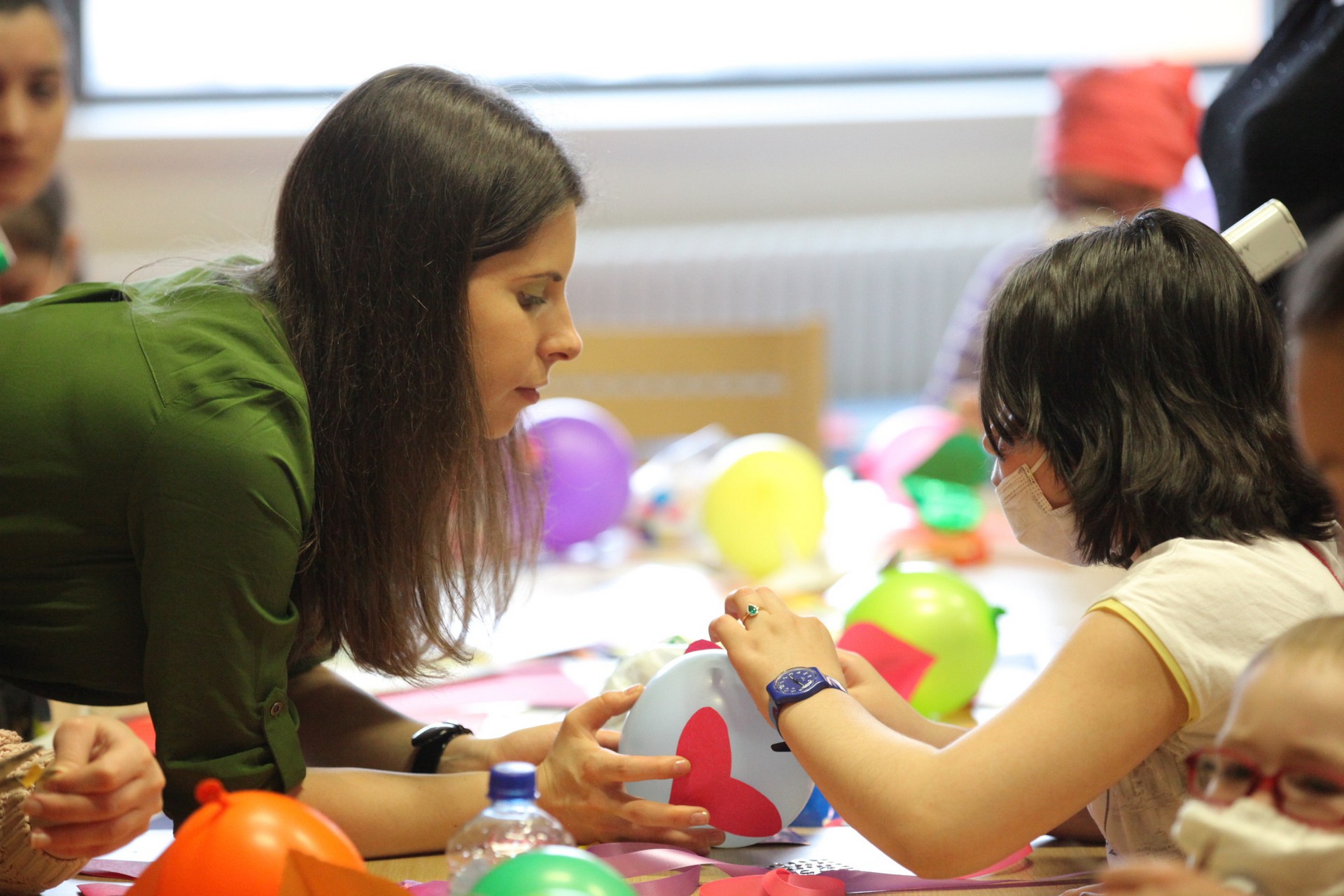 «Дети в больнице хотят лепить, мастерить открытки, собирать героев из конструктора и вообще…