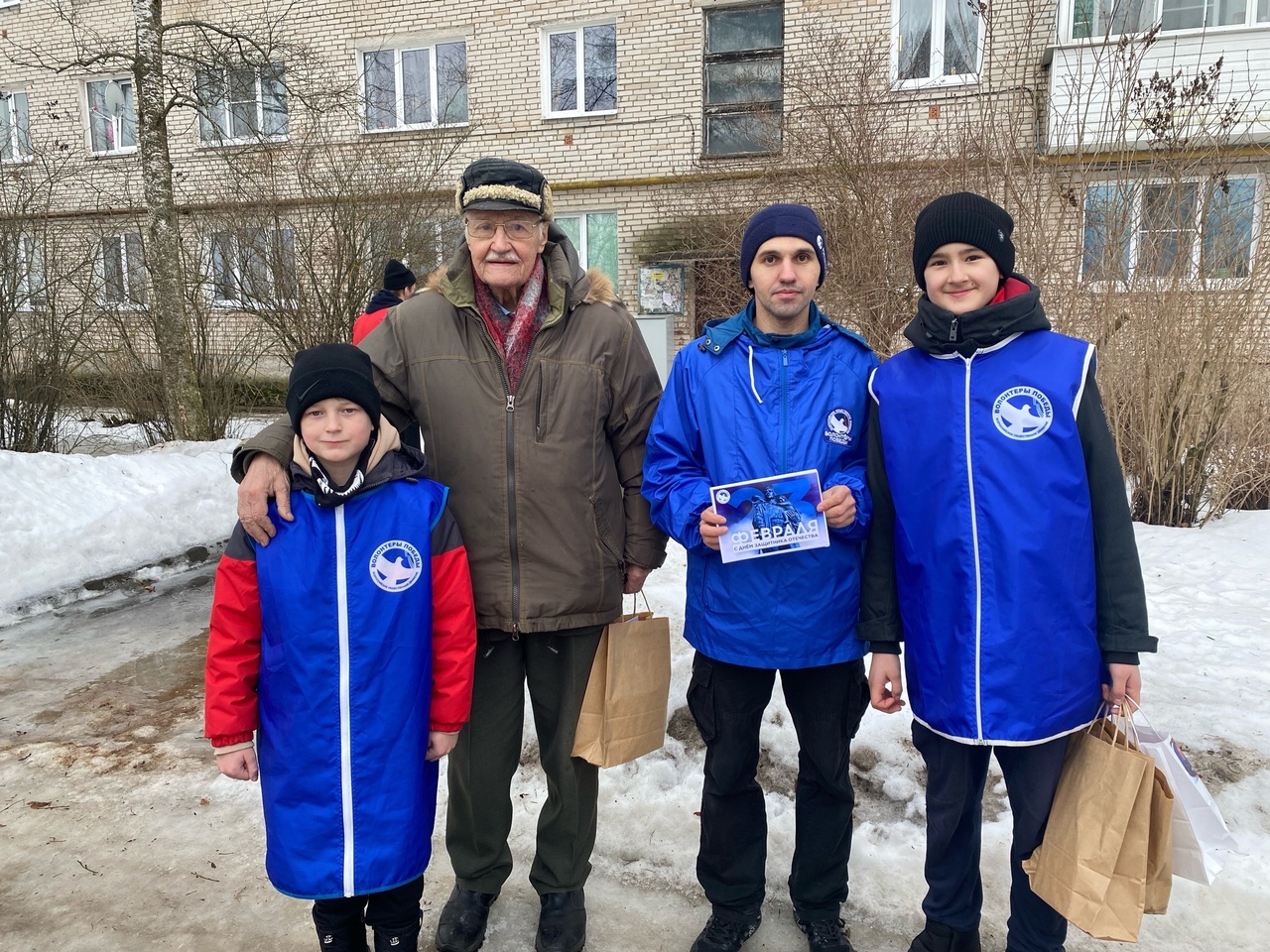 «Волонтеры Победы» поздравили с Днем защитника Отечества ветеранов Великой Отечественной войны,…