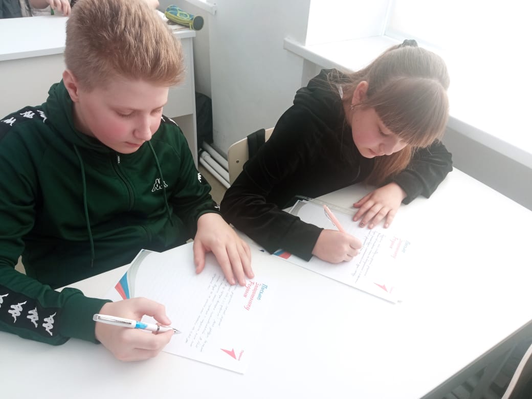 Юные волонтёры отряда «Поколение» написали слова благодарности участникам СВО.