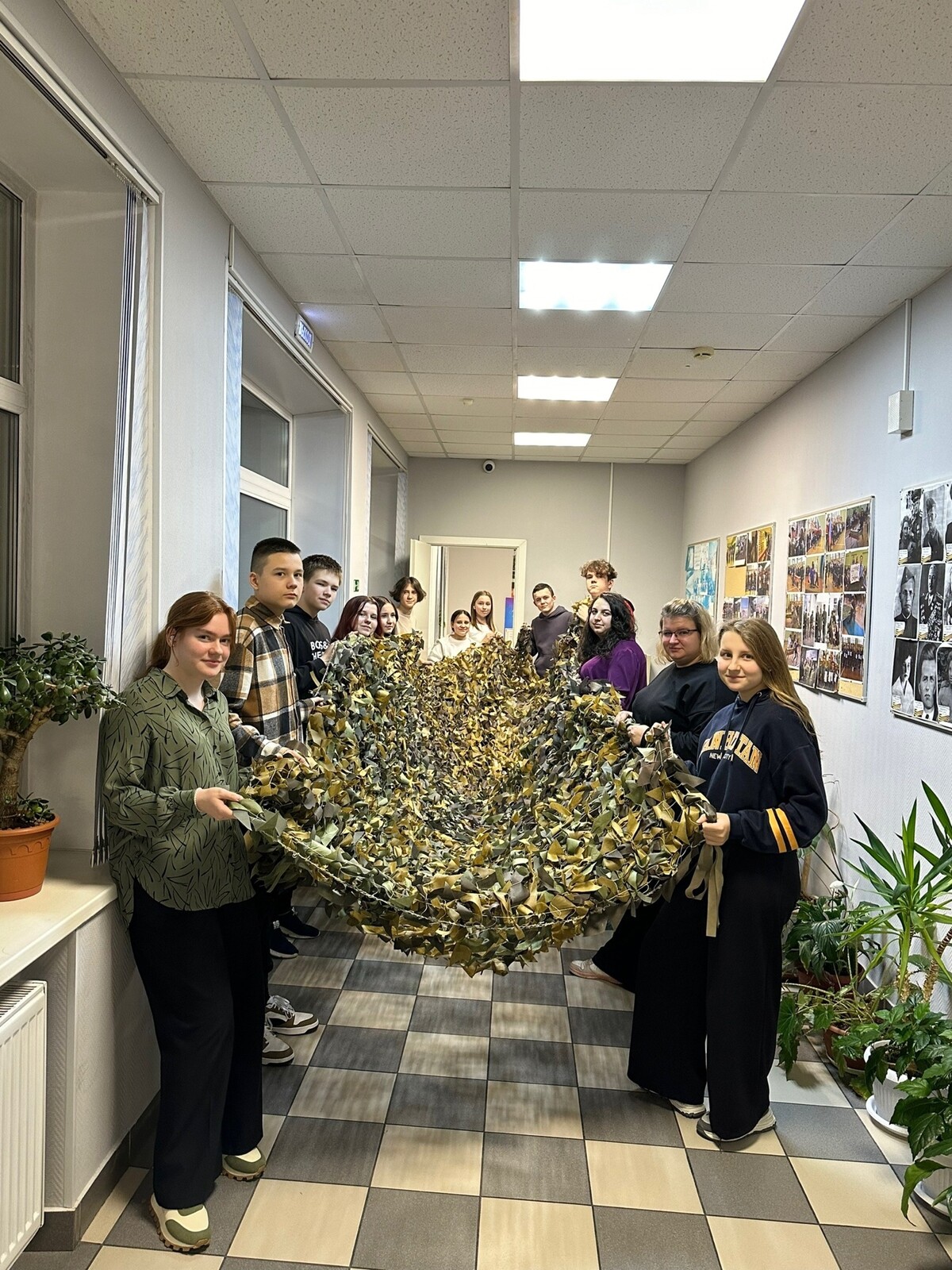 Добровольцы плетут маскировочные сети