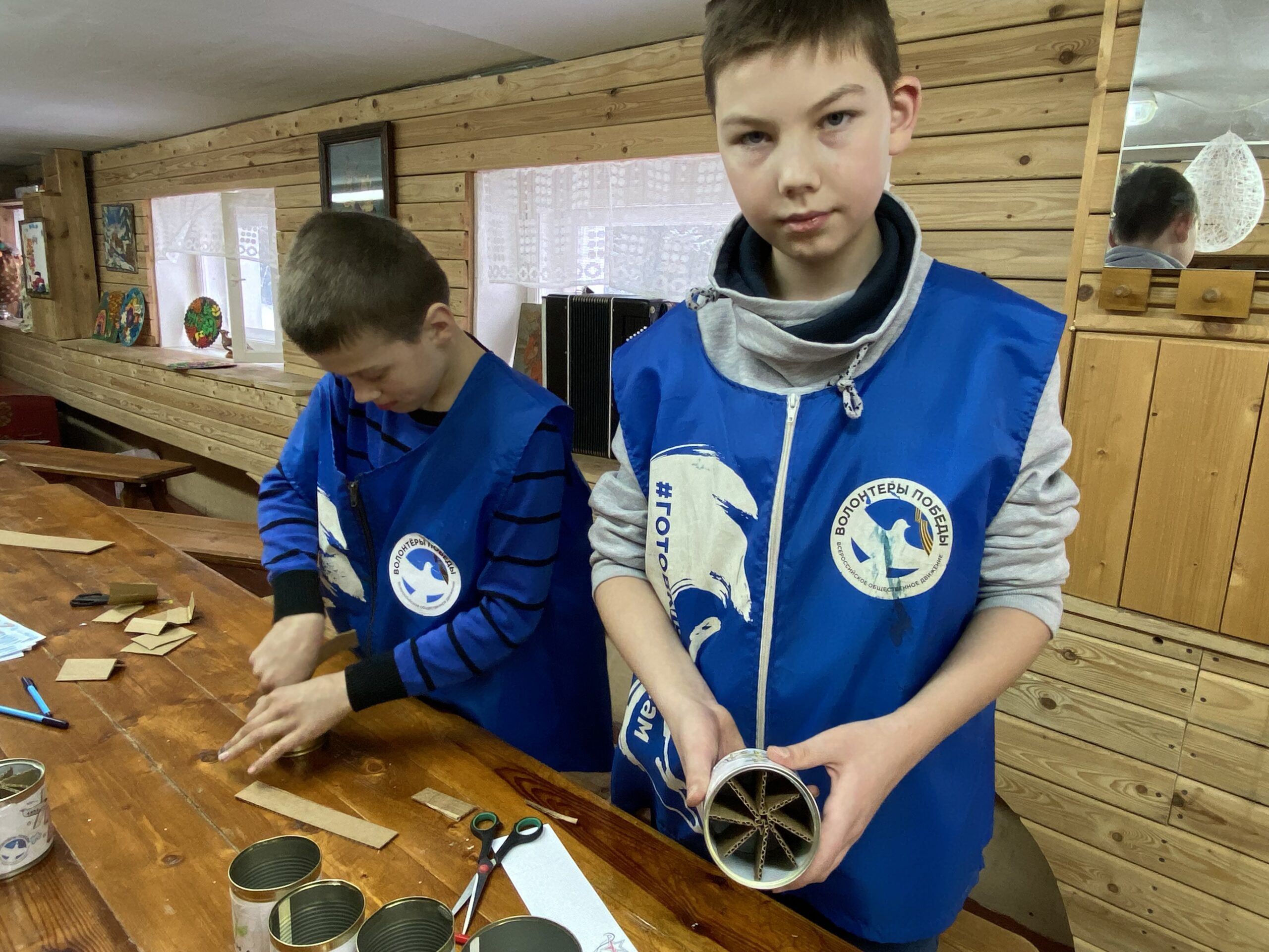 «Это и печка, и лампочка». Волонтеры Победы делают окопные свечи для СВО