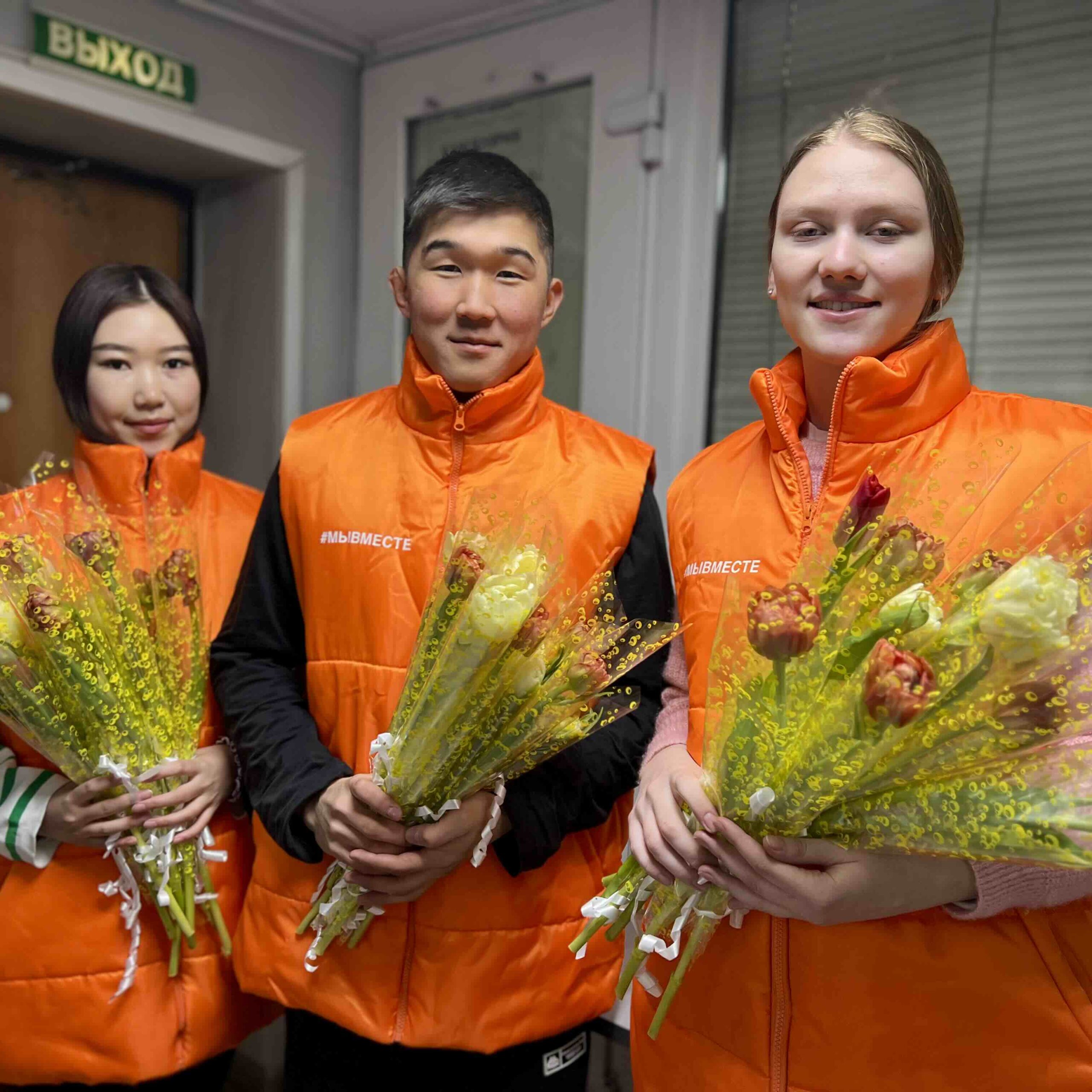 В рамках акции «Вам любимые!» активисты «Добрые Сердца Тувы» поздравили сотрудниц скорой помощи…
