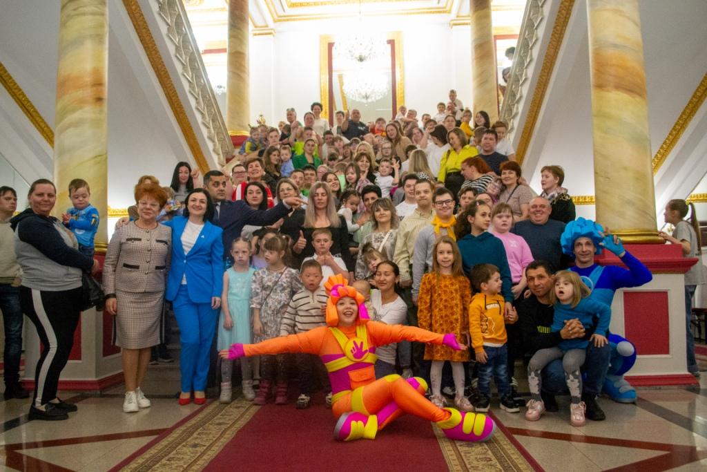 150 семей с «солнечными» детьми приняли участие в большом концерте в краснодарской филармонии имени…