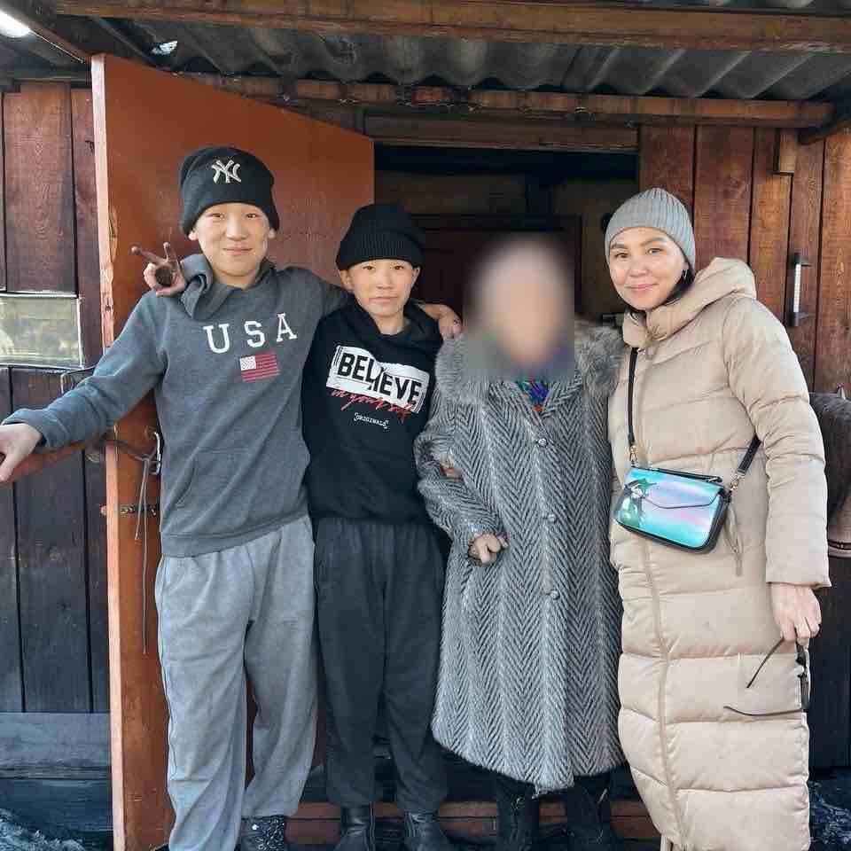 Активисты помогли бабушке перекидать уголь