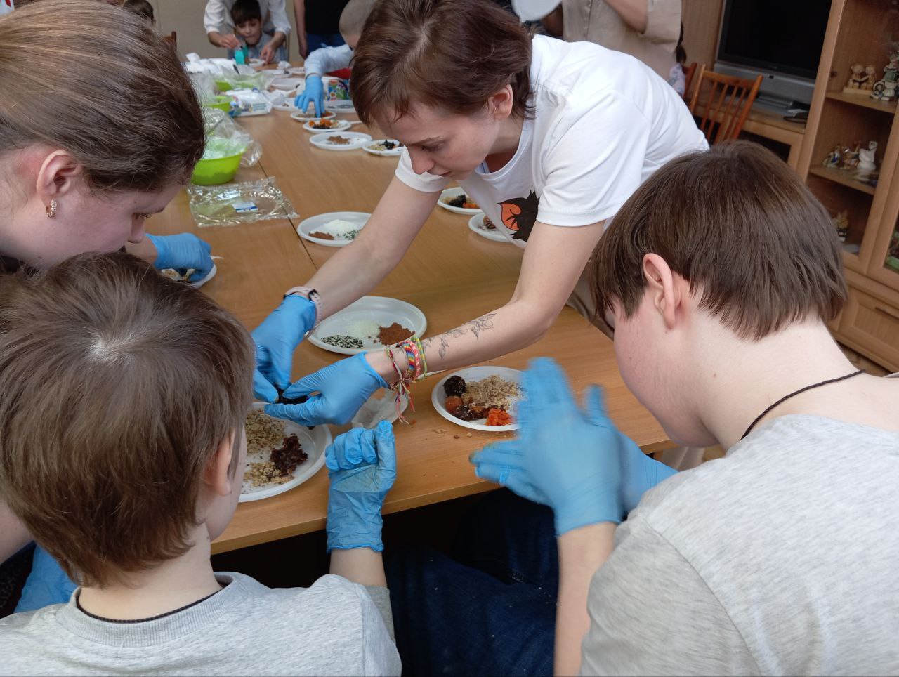 В Нижнем Новгороде волонтеры научили детей с ограниченными возможностями делать вкусные и полезные…