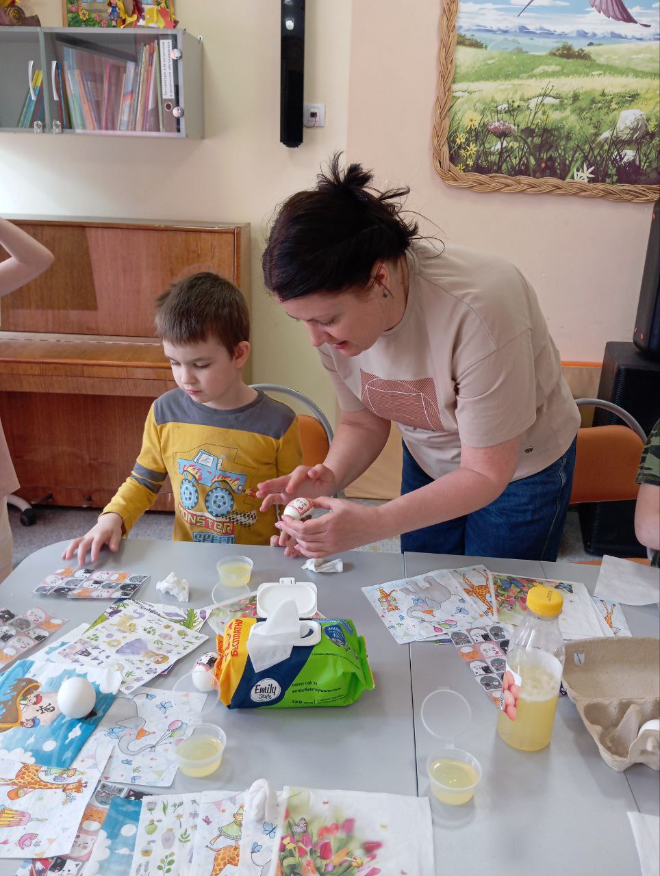 Волонтеры научили детей из реабилитационного центра раскрашивать яйца