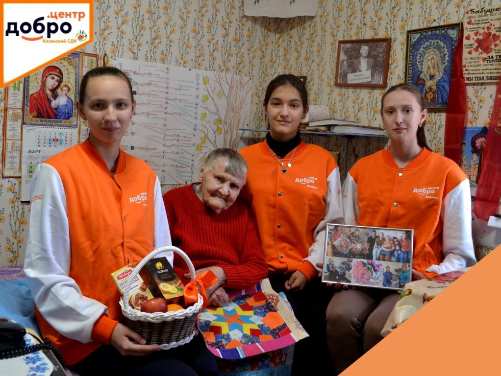 За её плечами -век!