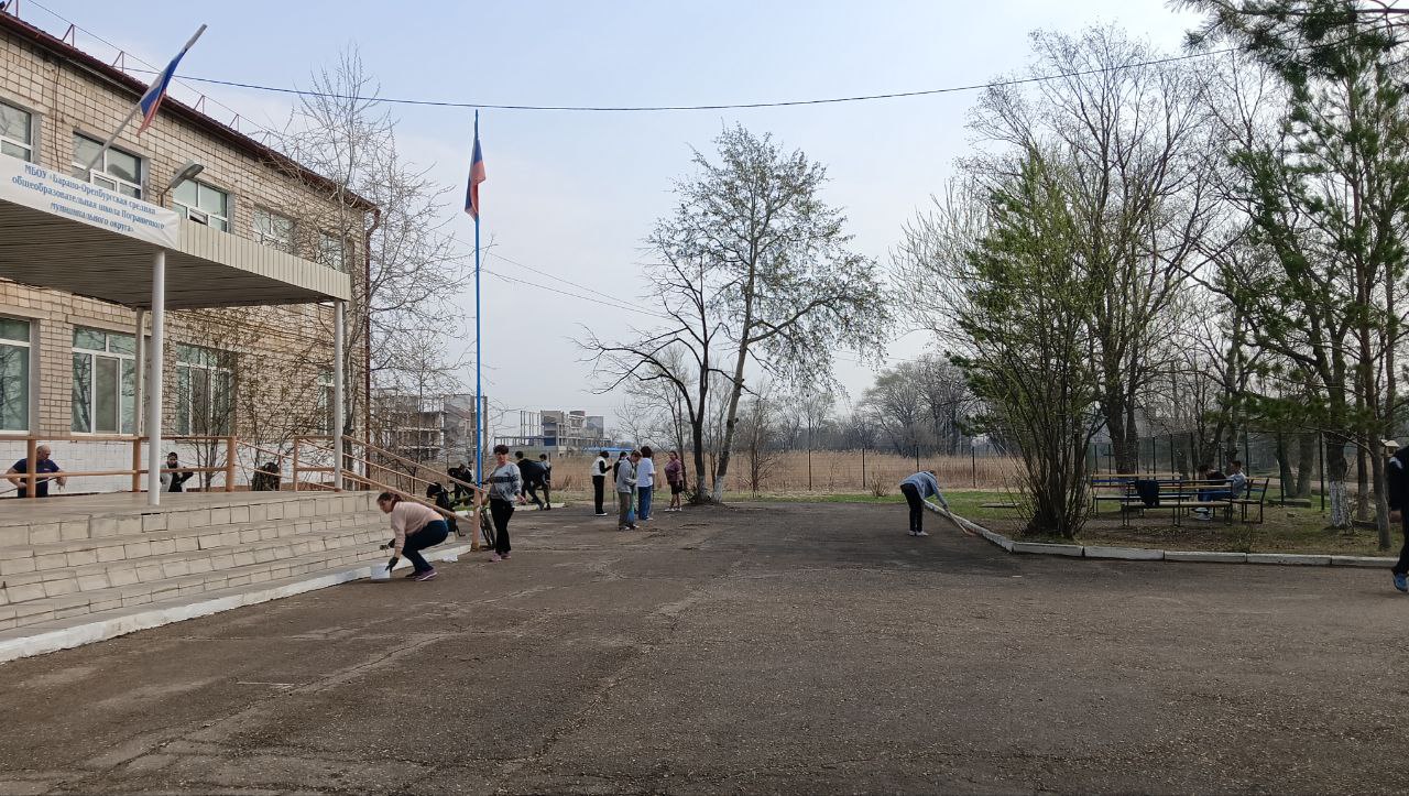 Волонтёры убрались на территории школы к 1 мая