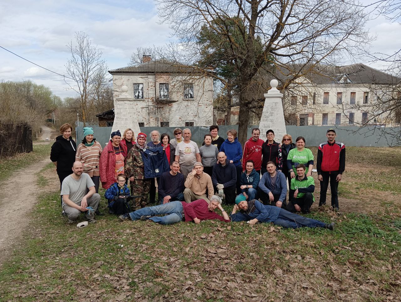 Волонтёры восстанавливают разрушенную усадьбу в Подмосковье