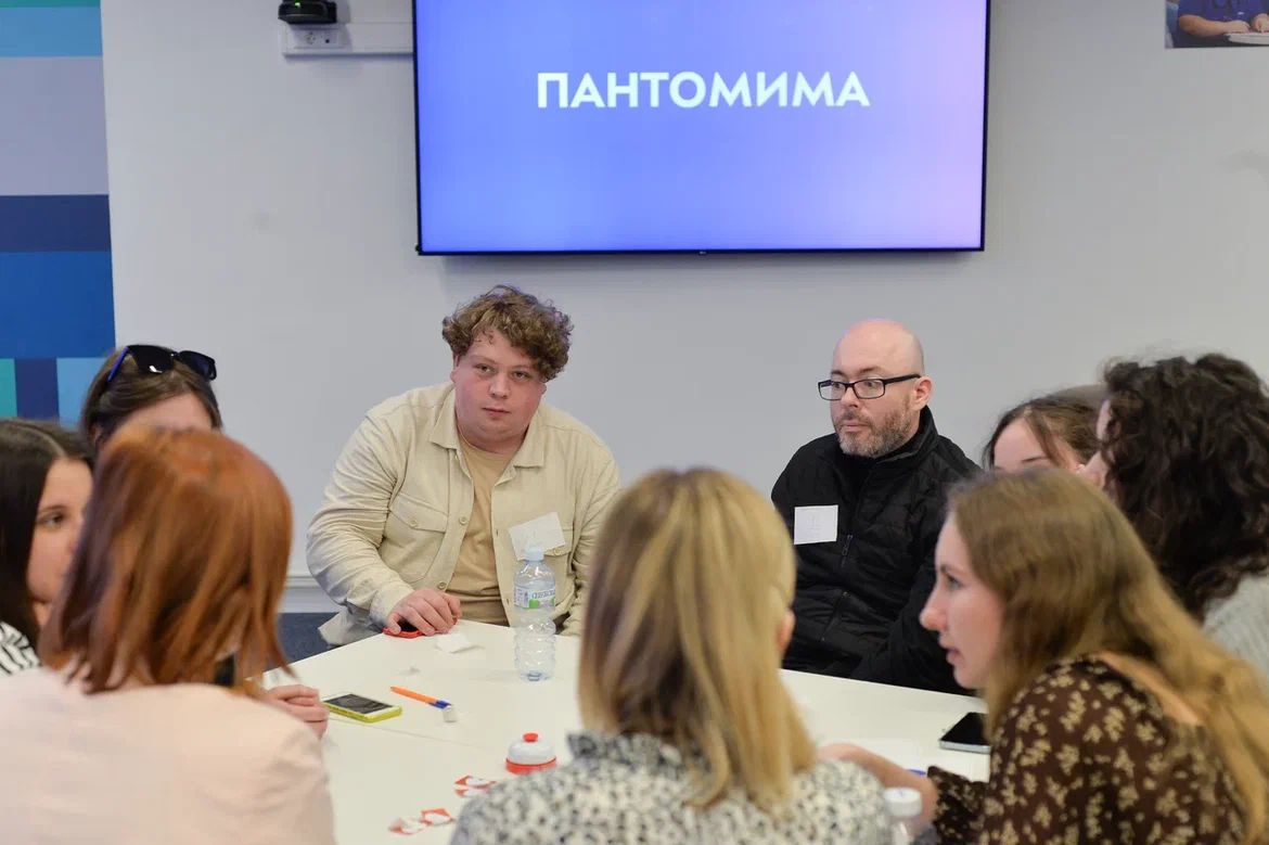 Что подростки делают в геронтологическом центре?