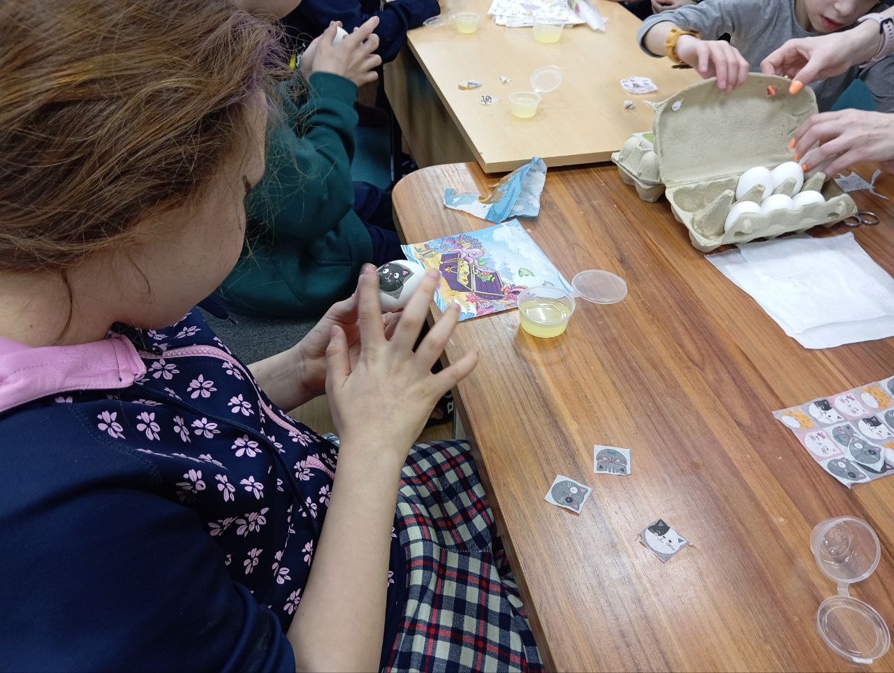 Волонтеры научили детей раскрашивать яйца в технике декупажа