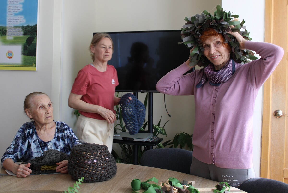 Чебоксарские серебряные волонтёры плетут маскировочные нашлемники