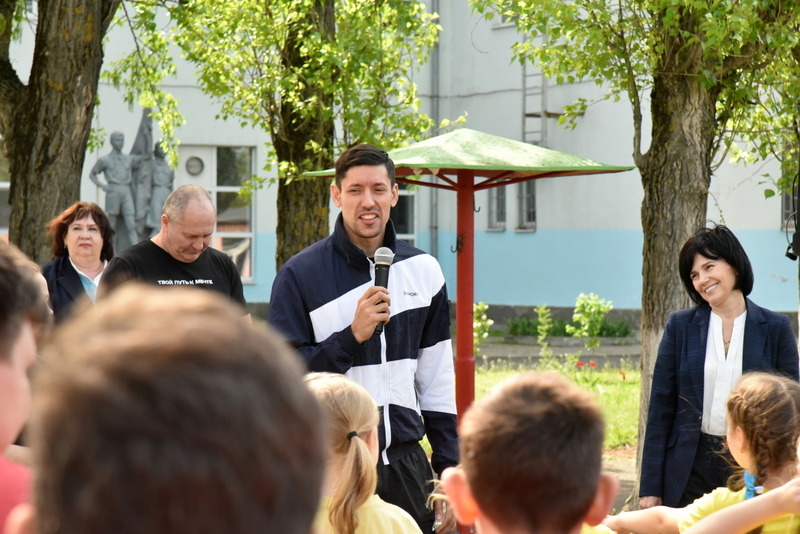 В Азове учащиеся потренировались с известным спортсменом