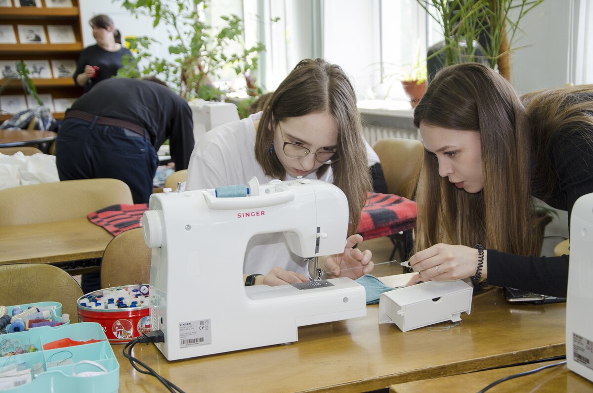 «Чинить нельзя выбрасывать» — попробуем дать одежде вторую жизнь!