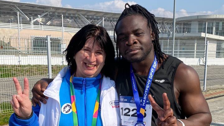 Ольга Кузина с африканским спортсменом