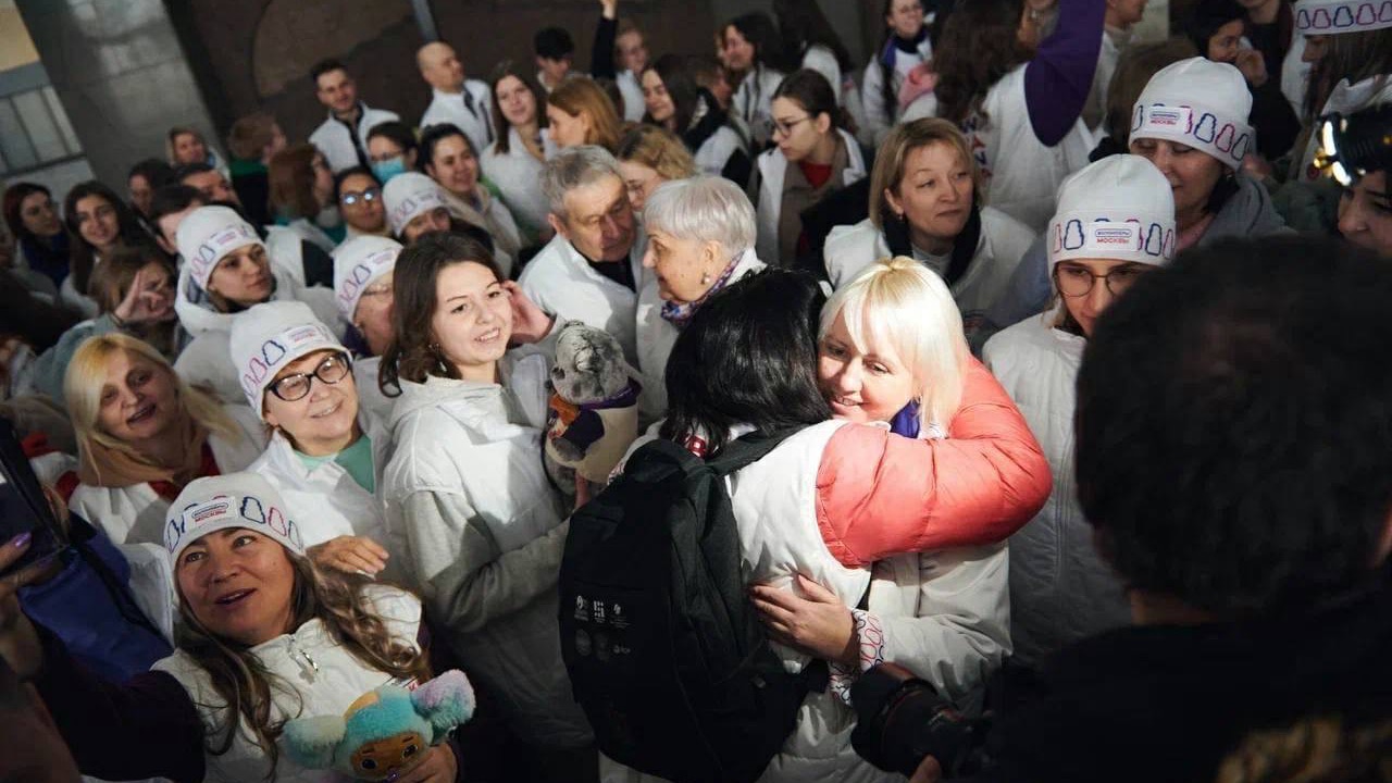 Ольга Кузина с волонтёрами Москвы