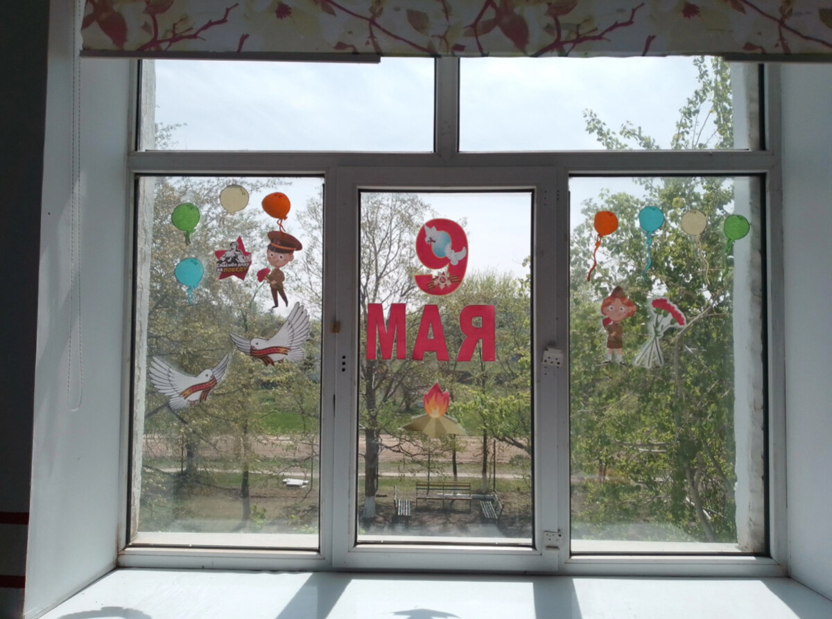 Волонтёры приняли участие в акции «Окна Победы»