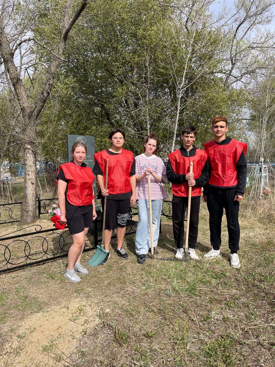 Волонтёры убрались на могиле В.В.Кудинова и мемориале воинов, погибших от ран во время ВОв