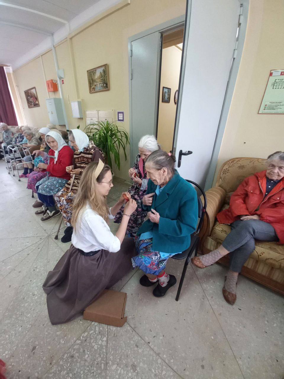 Волонтеры вручили пожилым подарки в честь 9 мая от детей из детских домов