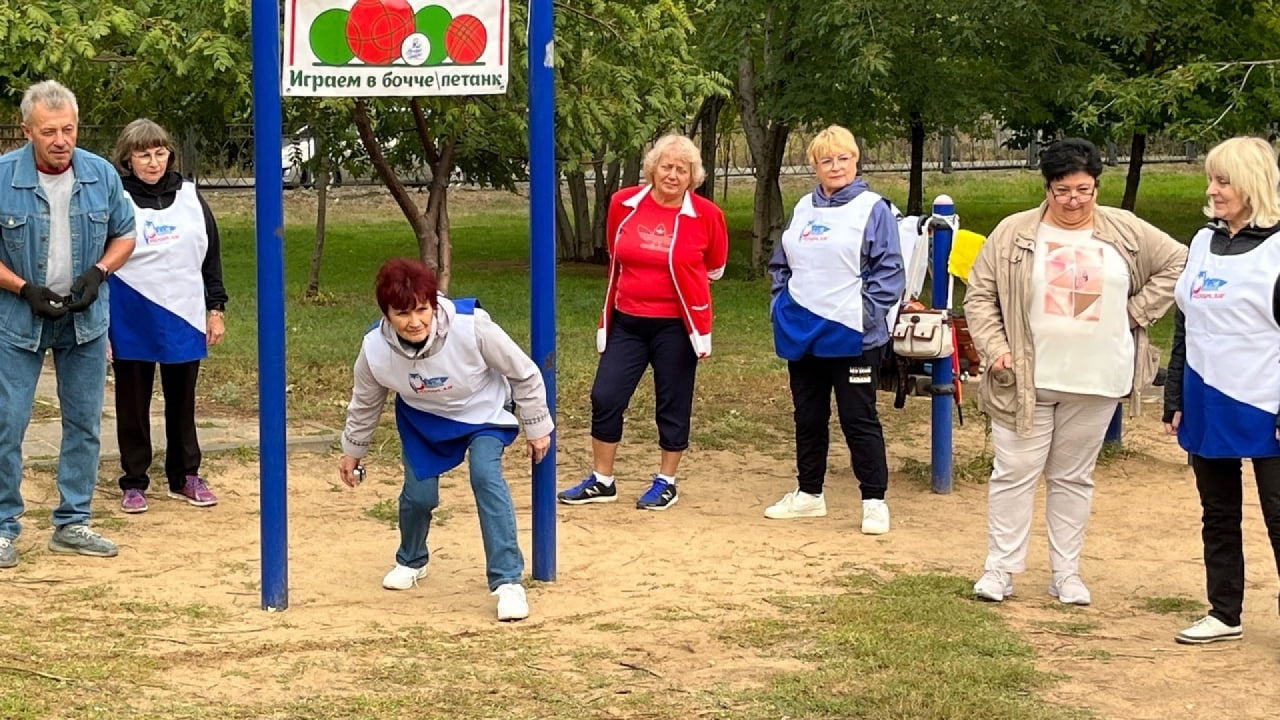 Спорт по-французски: пенсионеры из Волгограда освоили игру петанк