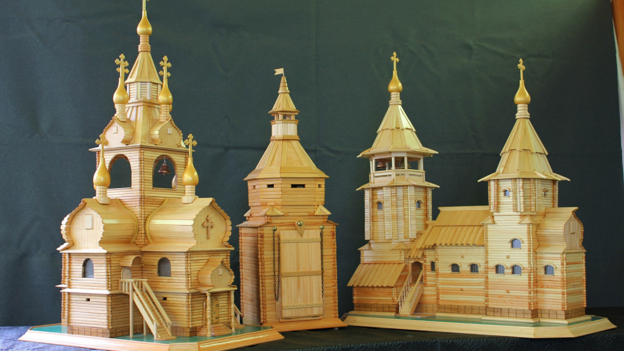 Брянский мастер делает деревянные миниатюры храмов и теремов