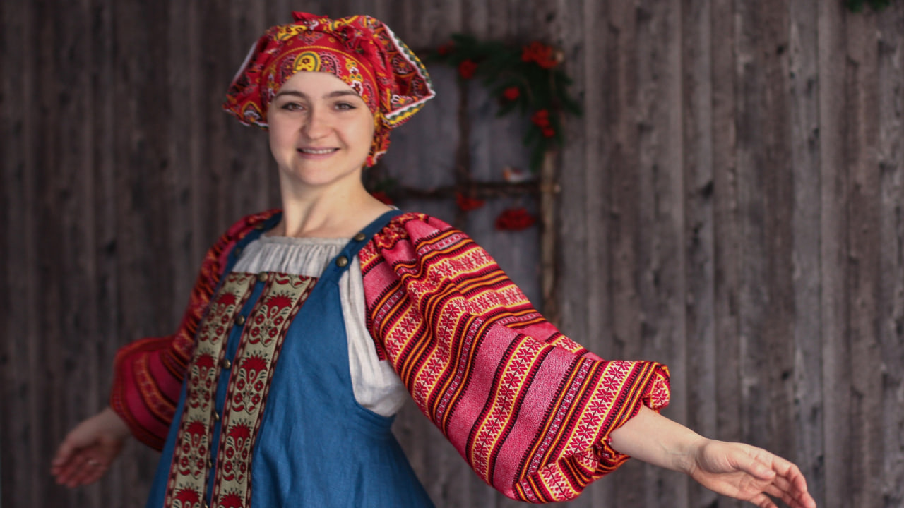 Омичка шьёт одежду в русском стиле