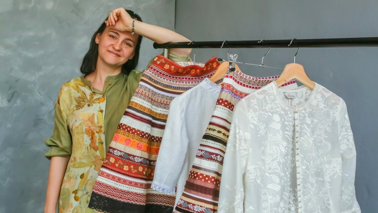 Омичка шьёт одежду в русском стиле