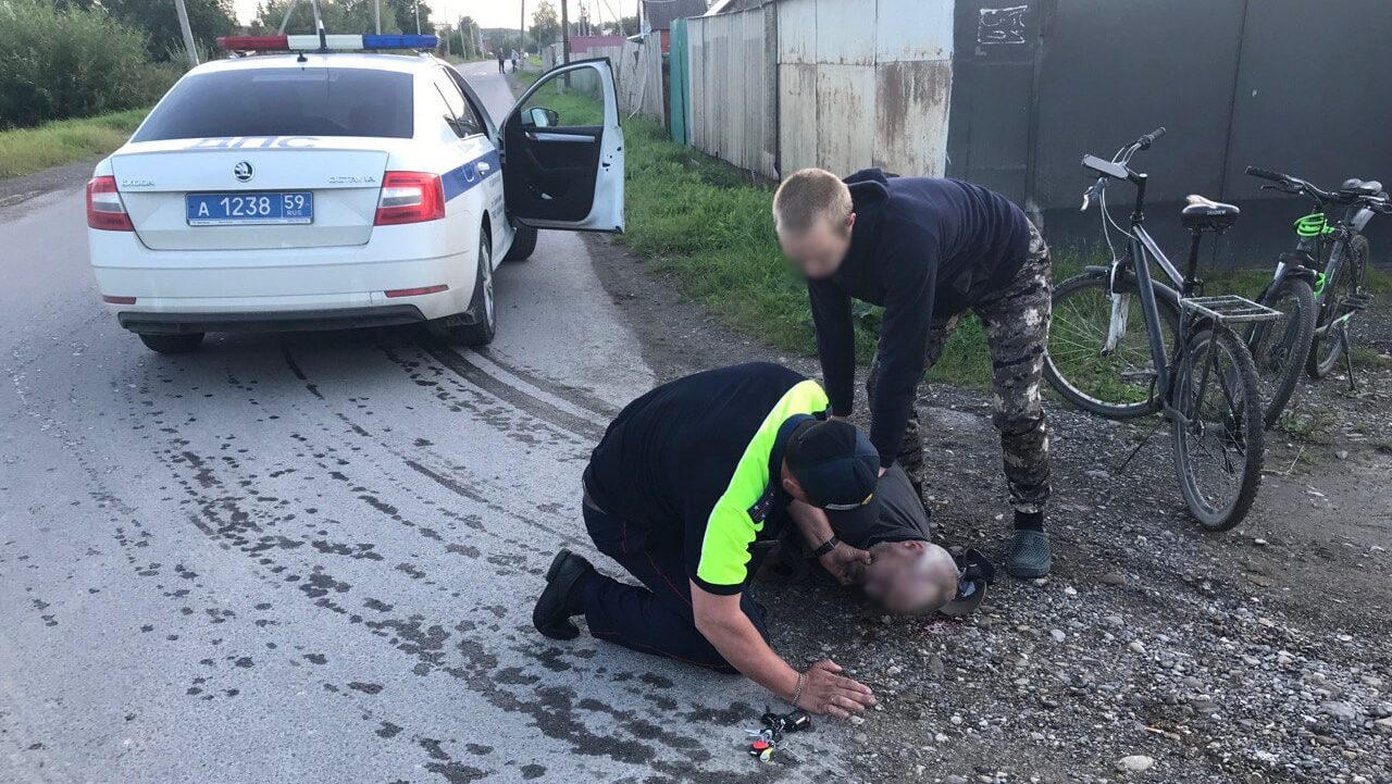 Ударил по тормозам и выбежал на помощь: полицейский спас прохожего с приступом эпилепсии