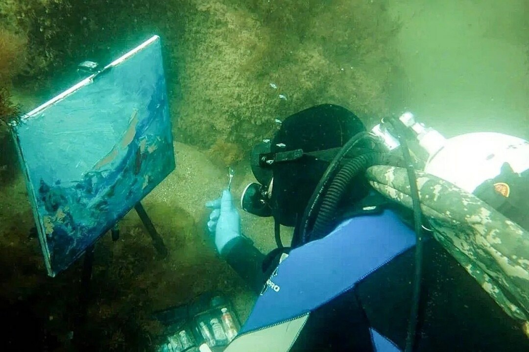 «Море волнуется раз…». Художник Петр Доценко создает уникальные картины под водой