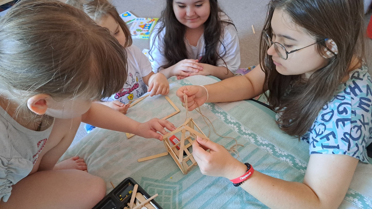 Как Старковы кормушку сделали…