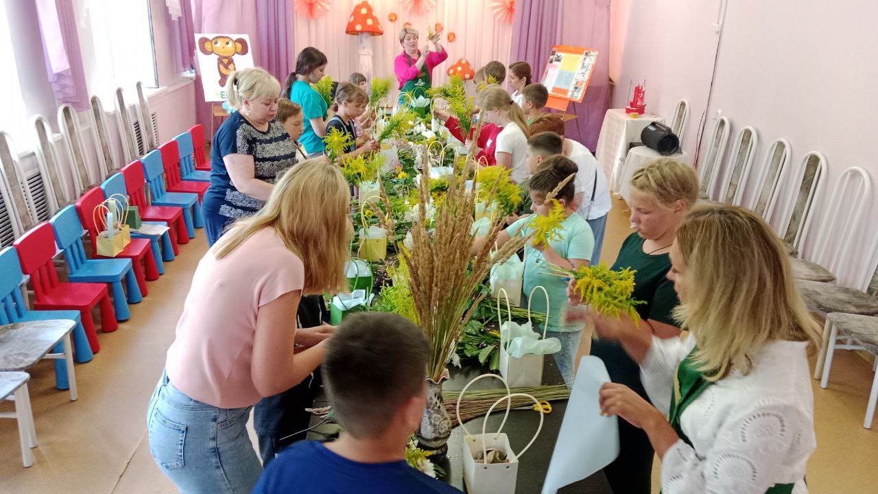Волонтеры провели мастер-класс по флористике в детском реабилитационном центре «Солнышко»