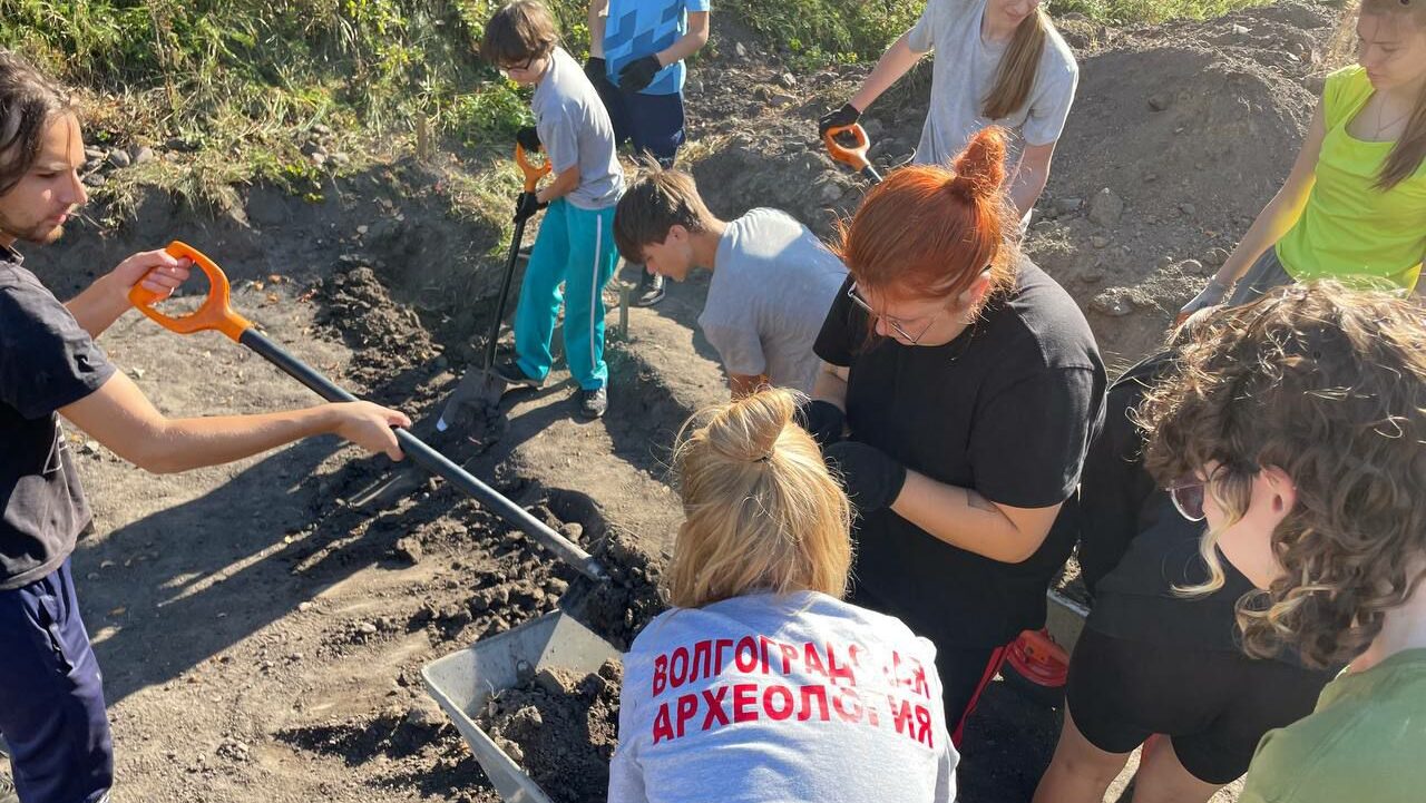 Студенты-археологи под Минском нашли фоллисы, кости и серп