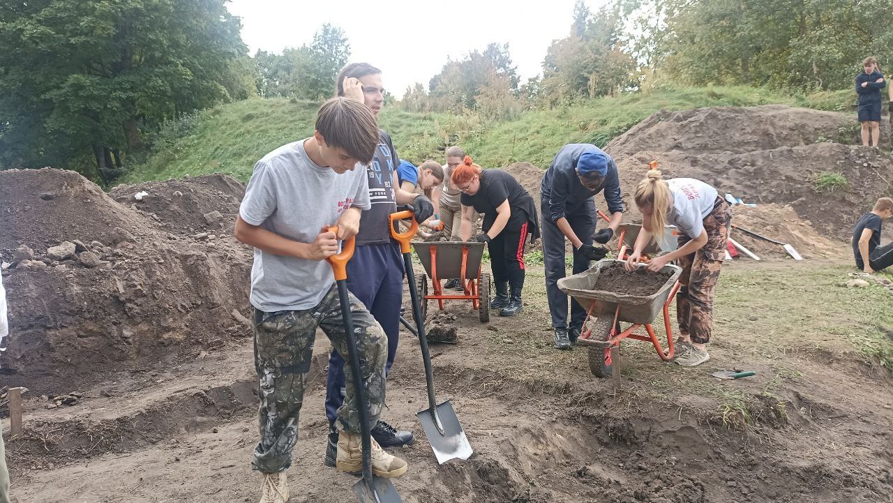 Студенты-археологи под Минском нашли фоллисы, кости и серп